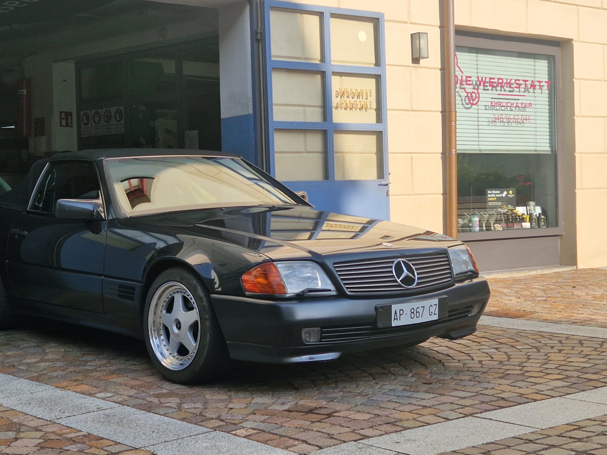 Mercedes vor dem Werkstatteingang in Latsch